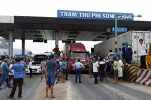 BOT Sông Phan lại 'thất thủ', đóng xả trạm liên tục