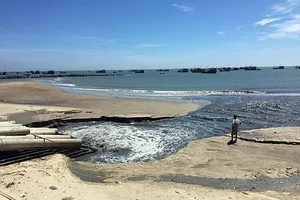 Nước đen như hắc ín ở Bình Thuận: 'Chỉ là thoát nước'