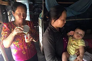 Điều tra bé gái bại não bị cưỡng hiếp có con