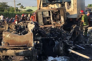 Xe container bốc cháy khi đang chạy trên quốc lộ 