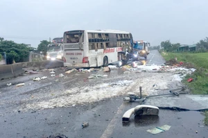 Lật xe giường nằm trên quốc lộ, 9 người thương vong