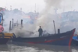Tàu cá bốc cháy, thuyền viên ôm phao nhảy xuống biển