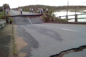 Sập cầu trên tỉnh lộ 766, giao thông tê liệt