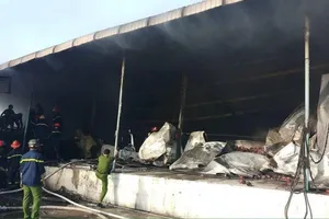 Cháy vựa thanh long, 1 cảnh sát bị thương