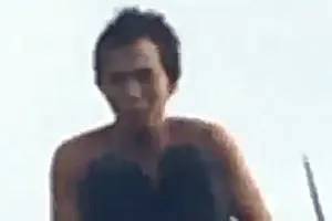 Thanh niên nghi ngáo đá leo lên nóc nhà kho bạc ngồi ngẩn ngơ