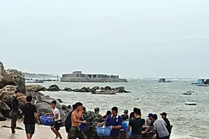 Đảo Phú Quý xuất hiện sóng bạc đầu trước khi bão số 9 đến