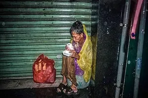 Tình người trong bão lũ: 'Biển báo sống' giữa đường 