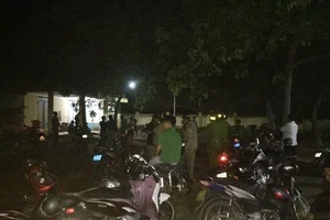 Cha đâm chết con, gia đình kéo người đến bệnh viện đòi xác