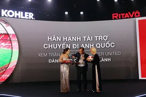 Cụ bà 77 tuổi ở Huế mê Beckham được sang Anh xem bóng đá