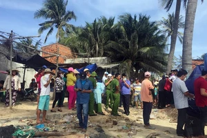 Xác định danh tính người bị cột đá vào chân trôi trên biển