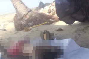 Thi thể người đàn ông bị cột đá ở chân trôi từ biển vào