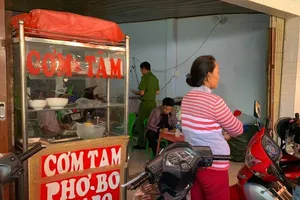 6 thanh niên chặt tay con nợ giữa chợ ở Phan Thiết