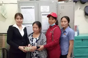 Gom 27 triệu tặng người giúp việc bị mất tiền về quê ăn Tết 