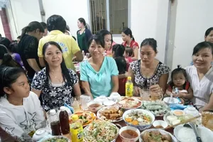 'Không về quê thì ở đây ăn Tết với cô chú!'