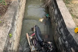 Người đàn ông bị xe máy đè chết dưới mương nước
