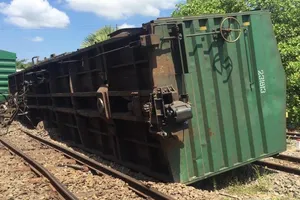 Tàu lửa lại trật bánh, lật ngang ở Bình Thuận