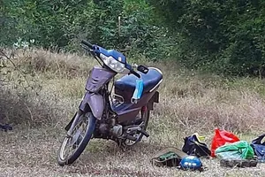 Con trai người chết lõa thể nhận điện thoại bảo 'đi mua hòm'