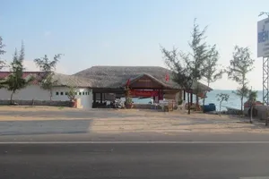 Nhà hàng ở Bình Thuận lấn biển vi phạm hành lang quốc lộ