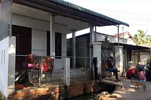 Cảnh sát nổ cả chục phát đạn khống chế kẻ giết người