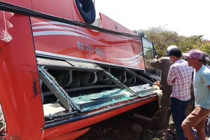 Xe khách lao vực ở Bình Thuận, nhiều du khách bị thương 