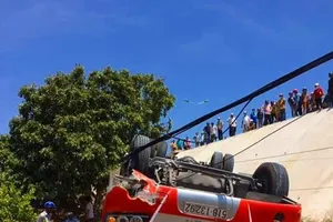 Xe khách lao xuống vực, 1 người chết 5 người bị thương