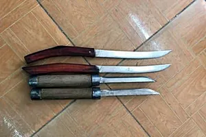 Cô gái bị người tình khống chế bằng xăng và dao