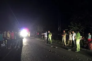 Xe máy đối đầu 2 người chết, 2 cháu nhỏ bị thương nặng