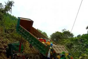 Nhờ Facebook, cảnh sát xử phạt tài xế lén đổ rác thải