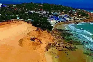 Khởi tố người thuê cơ giới ủi đất xâm hại bãi đá 7 màu