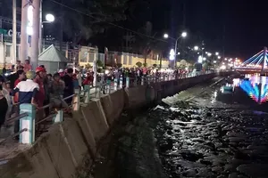 Đang chở vợ, chồng dừng xe nhảy sông tự tử 