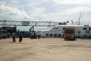 Cần cẩu sập, đè tàu cao tốc Superdong mới đóng 2 triệu USD 