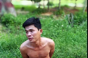 Chém chết hàng xóm vì nghi ngoại tình với vợ