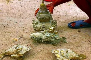 'Kho báu’ nhiều 'cổ vật' hoàn toàn không có giá trị