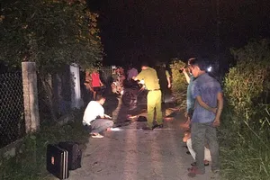 Xe máy đối đầu trên đường làng, một người tử vong