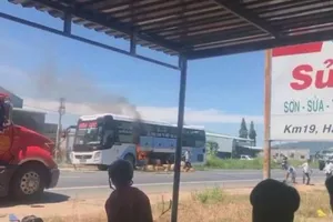 Cháy xe giường nằm, người dân kéo nước từ nhà ra dập lửa