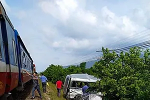 Tàu lửa tông xe trung chuyển khách 3 người thiệt mạng