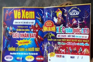 Cá sấu rơi xuống sân khấu, khán giả tháo chạy tán loạn