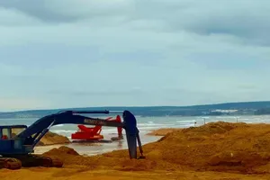 Múc nhiều hố sâu trên bờ biển để khai thác cát ở Bình Thuận