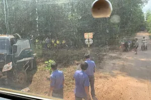 Tàu hỏa du lịch tông văng xe ben ở Bình Thuận