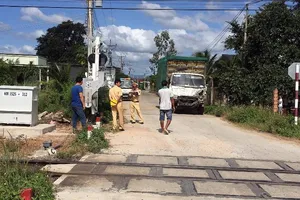 Ô tô tải tông ngang hông tàu hỏa, đường sắt gián đoạn 
