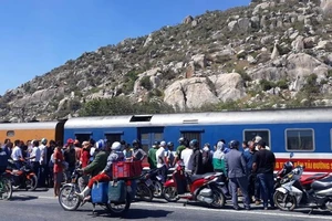 Băng qua đường sắt thăm mộ vợ, bị tàu lửa tông thiệt mạng