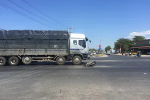 Bị truy đuổi, kẻ trộm bị xe tải tông trúng