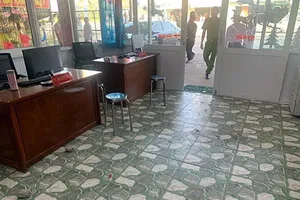 Văn phòng công chứng liên tục bị ném đá, tạt mắm tôm