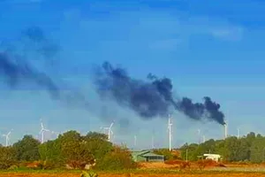 Cháy lớn trụ điện gió cao gần 100 m tại Bình Thuận