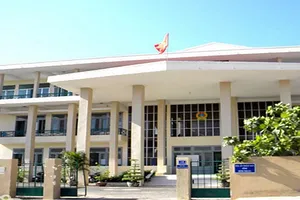 Cán bộ tòa án đeo khẩu trang khi làm việc với đương sự