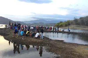 Nhóm học sinh bị lật xuồng giữa hồ, 1 nam sinh mất tích