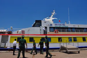 Khử trùng tàu Phú Quý Express do chở 3 khách du lịch