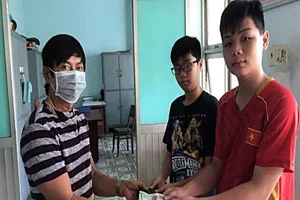 Khen thưởng 2 HS trả chiếc bóp có 30 triệu cho người đánh rơi