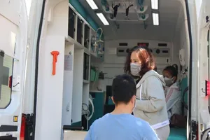 Bệnh nhân chữa khỏi COVID-19 xin ở lại bệnh viện với con trai