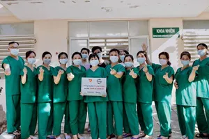 Y bác sĩ bật khóc khi bệnh nhân cuối cùng âm tính với COVID-19